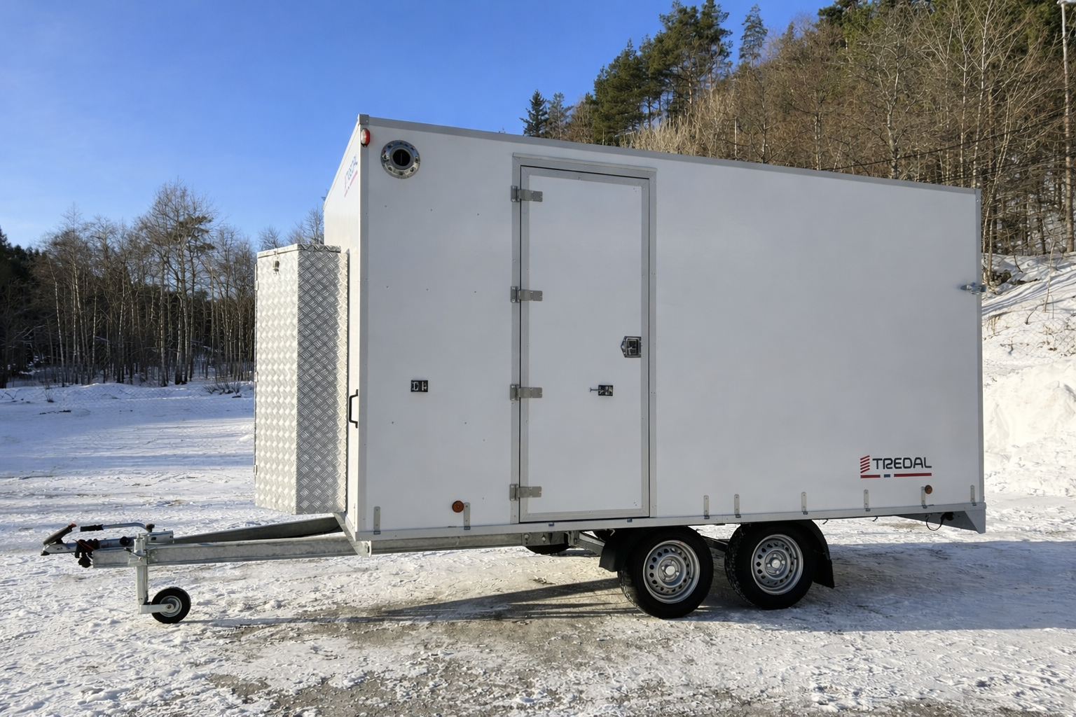 Tilhenger vist med tilleggsutstyr: sidedør, bunnhengslet baklem, alu-frontskap samt vifte/ventil.