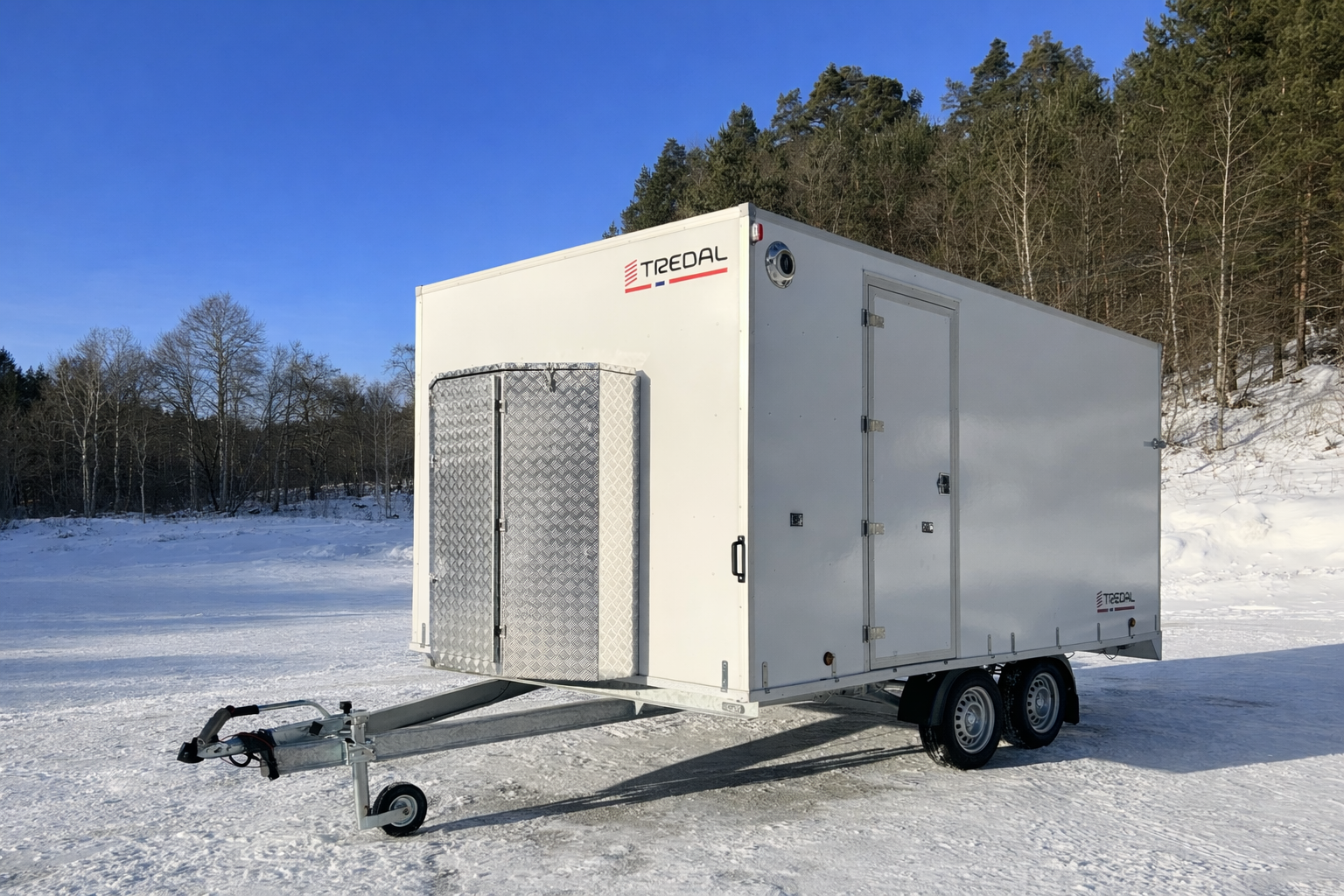 Tilhenger vist med tilleggsutstyr: sidedør, bunnhengslet baklem, alu-frontskap samt vifte/ventil sett